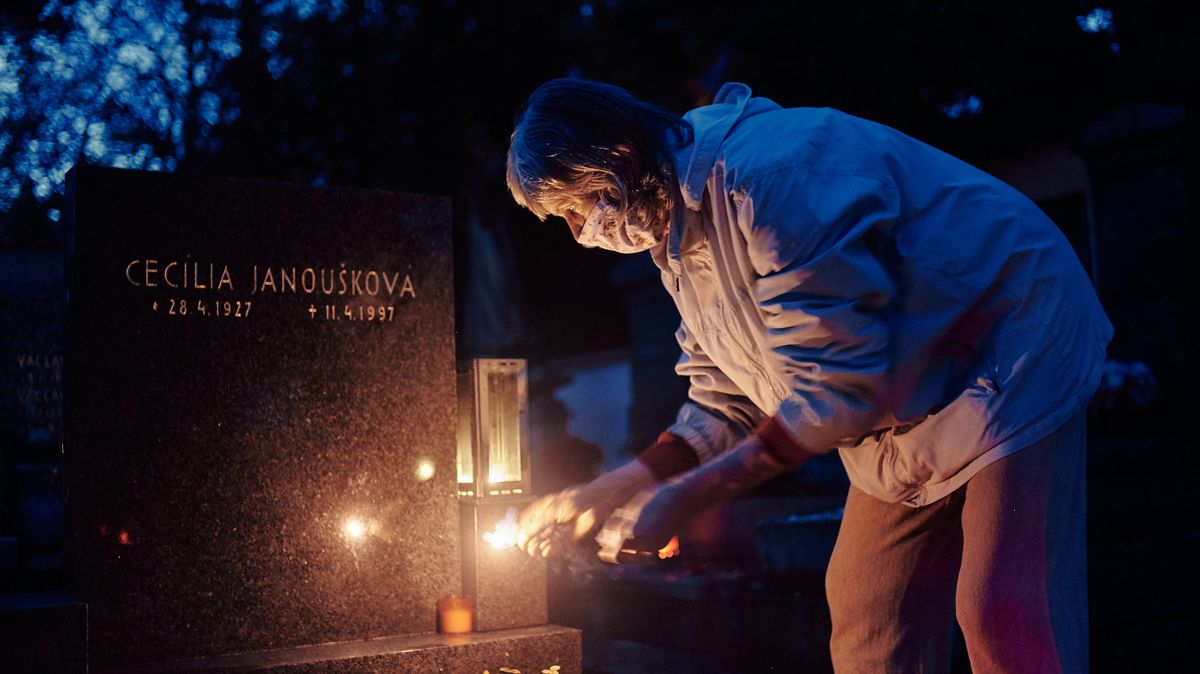 Obrazem: Dušičky na Břevnovském hřbitově. Nejvíce svíček je u Karla Kryla